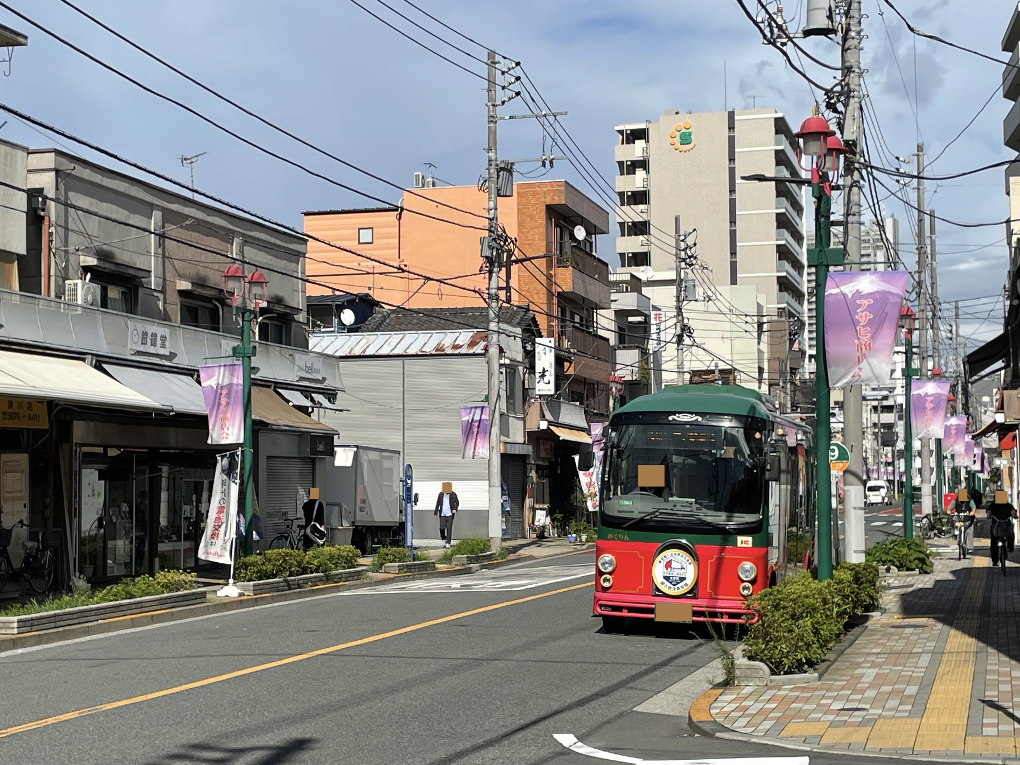 「アサヒ会商店街」を走る「めぐりん」