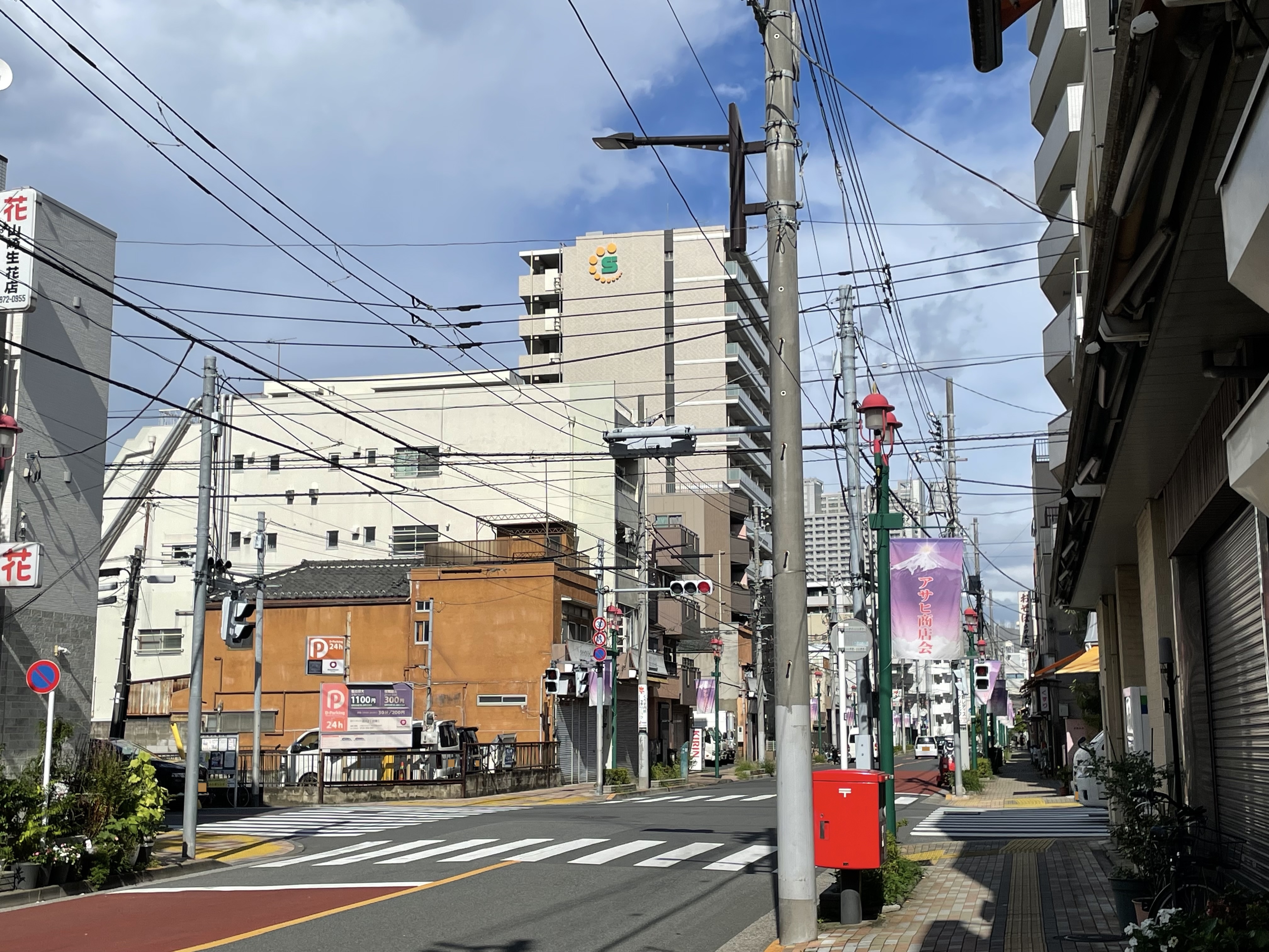「玉姫稲荷神社通り」と交わる交差点を渡って下さい