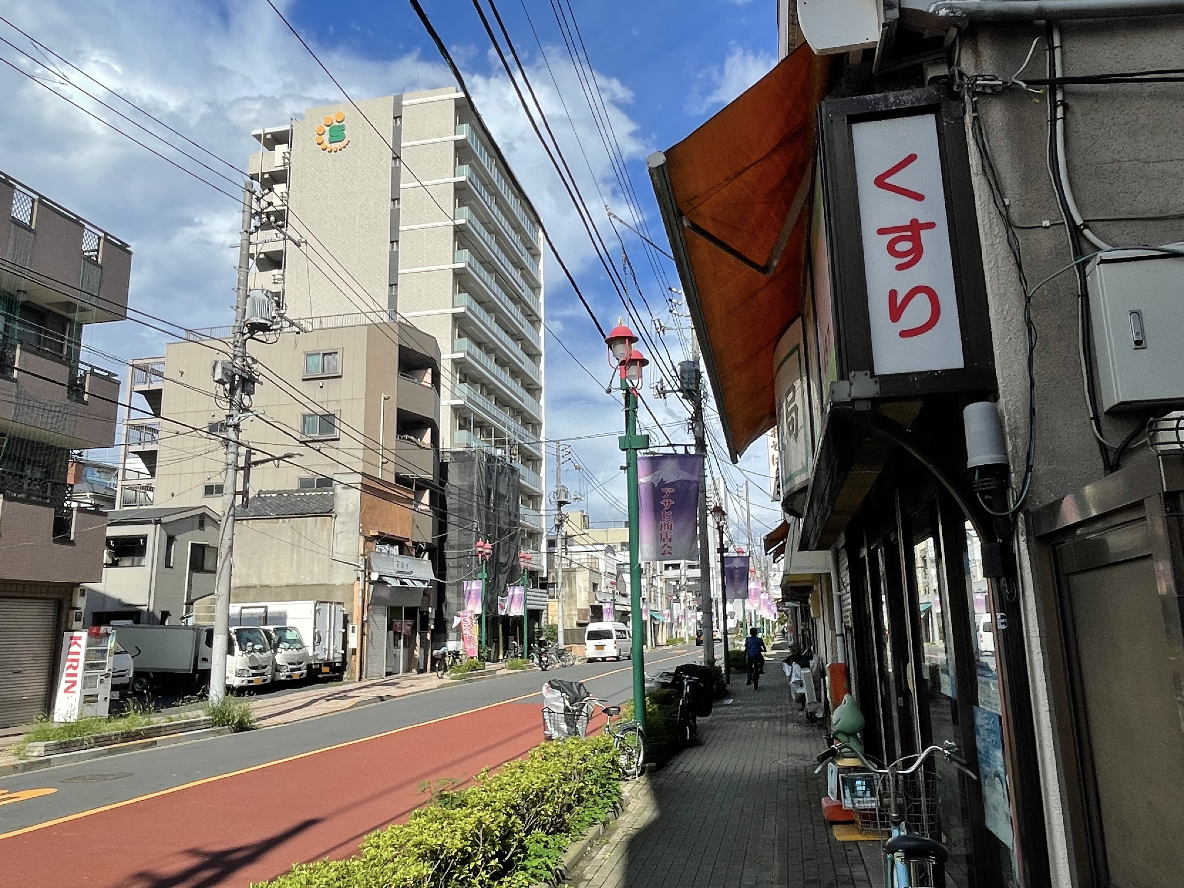 まっすぐ歩くと「橋場通り（言問大谷田線）」が見えてきます