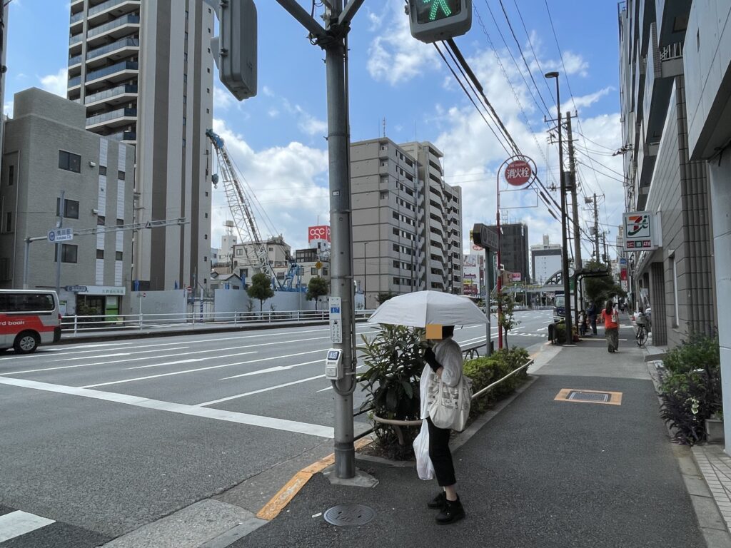 大関横丁交差点の荒川区側の歩道。消火栓の標識と、南千住一丁目方面へ続く道