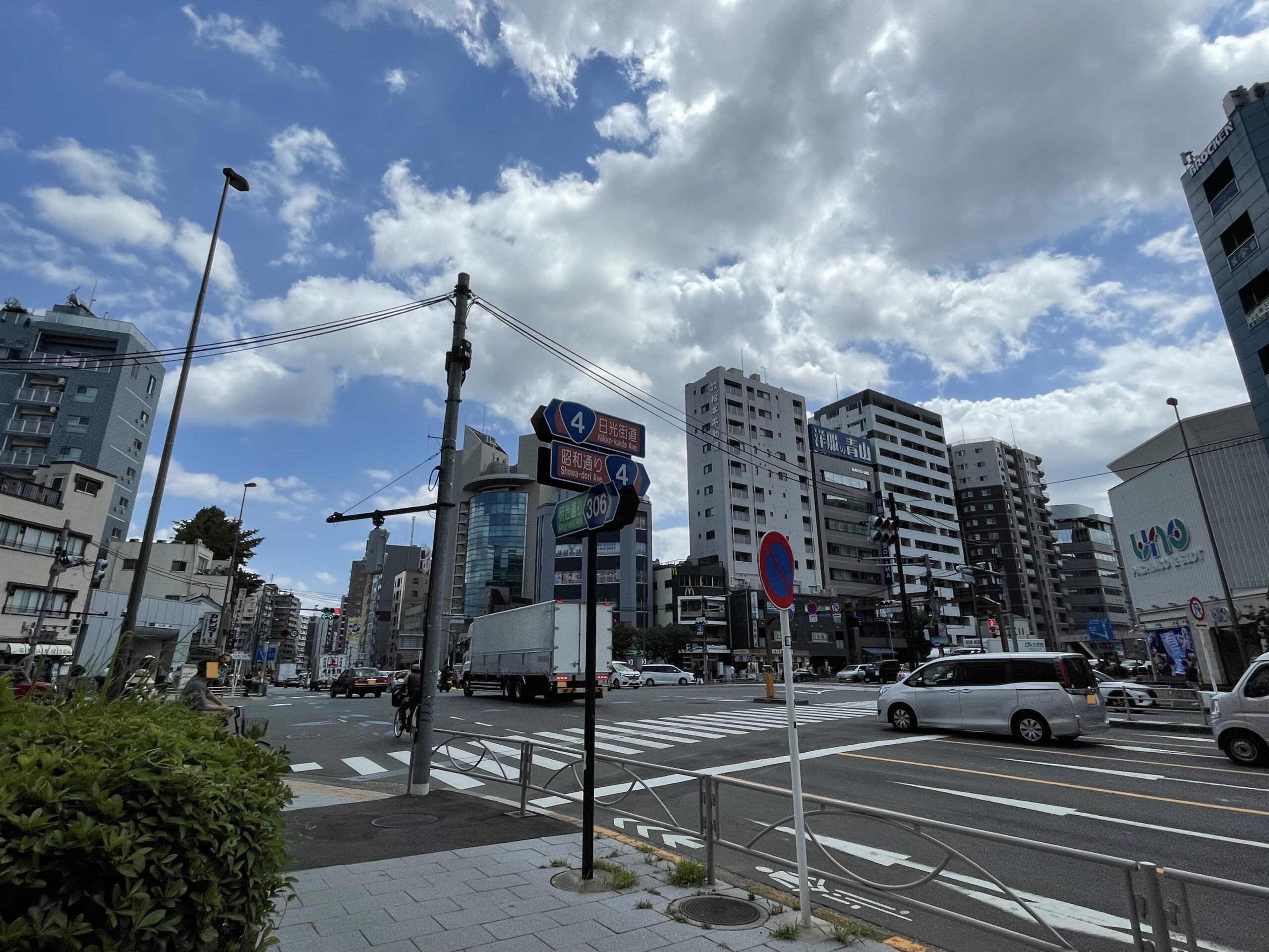 大関横丁交差点の道路標識。国道4号日光街道（昭和通り）、国道306号明治通りが集まる