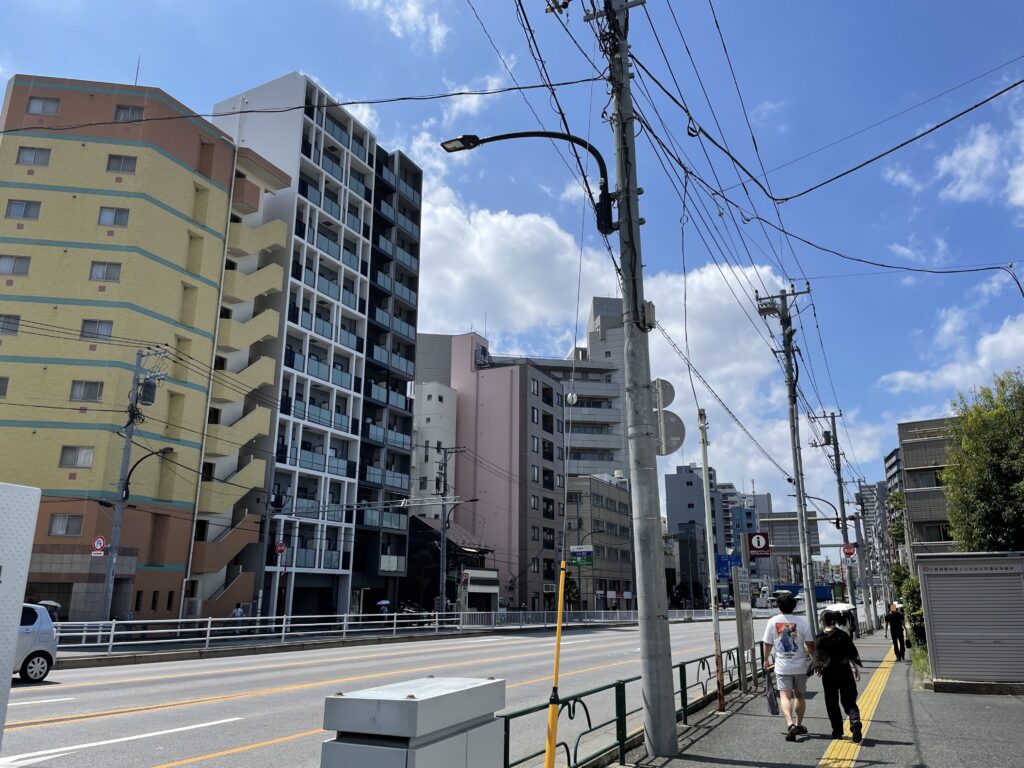 明治通りに沿って続く、三ノ輪の街並み