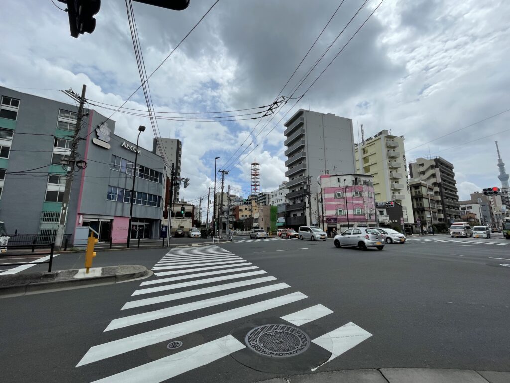 「泪橋交差点」から「白鬚橋」「川の手通り」「隅田川」へと続く「明治通り」