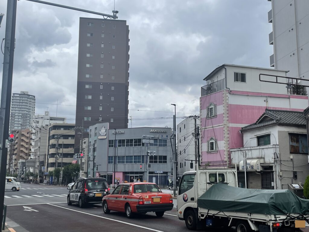 多くの車が行き交う「泪橋交差点」