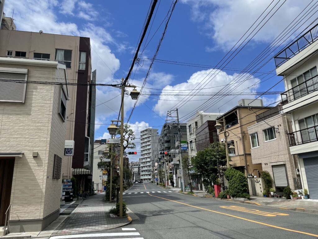 「土手通り」へと続く「日の出会商店街」