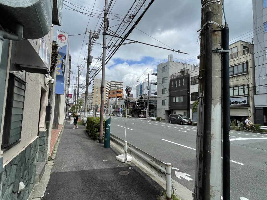 「三ノ輪」へと続く「土手通り」