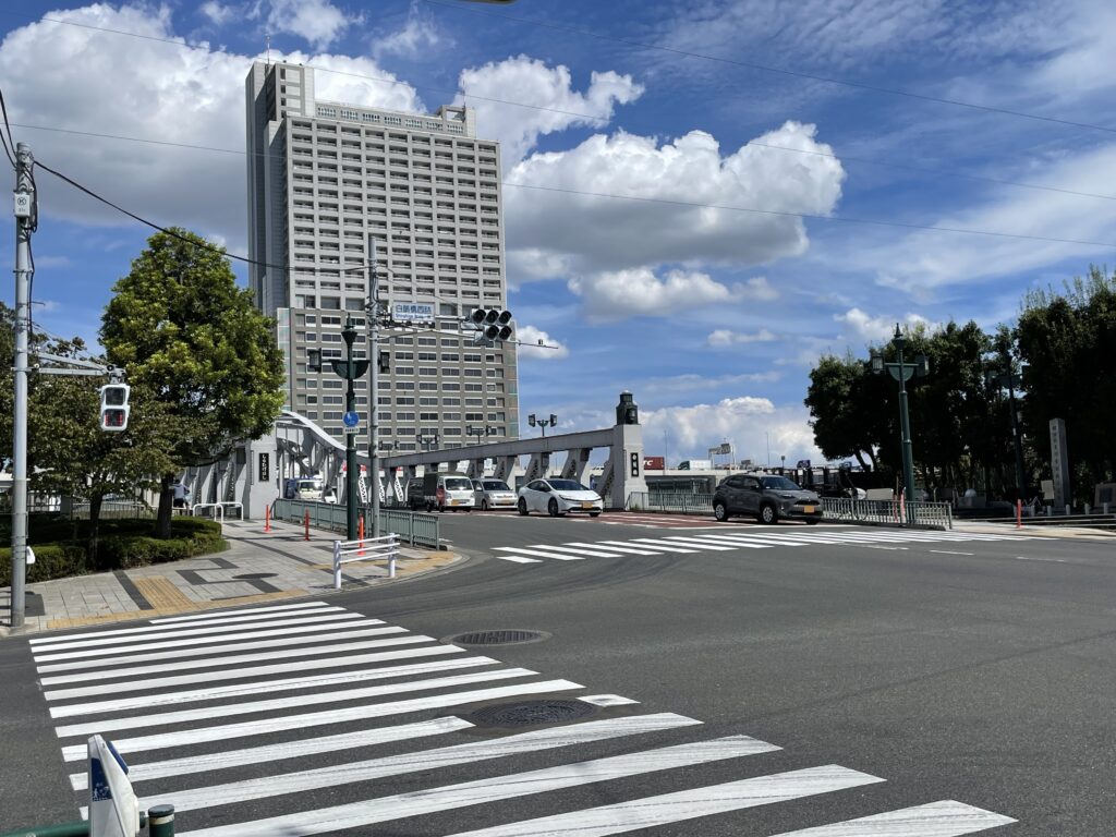 「明治通り」と交差する「川の手通り」