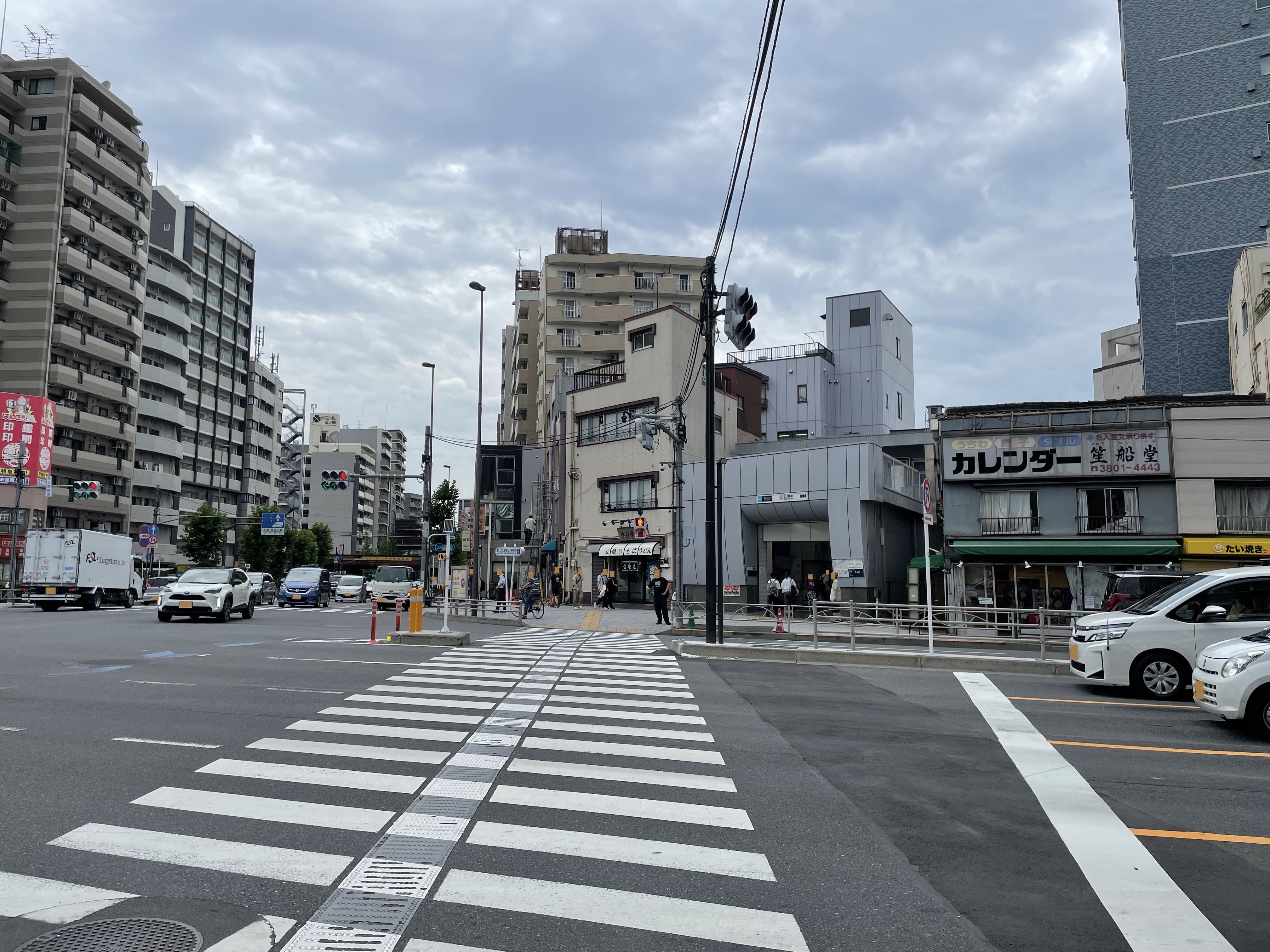 大関横丁の交差点から見た峠の蕎麦さん