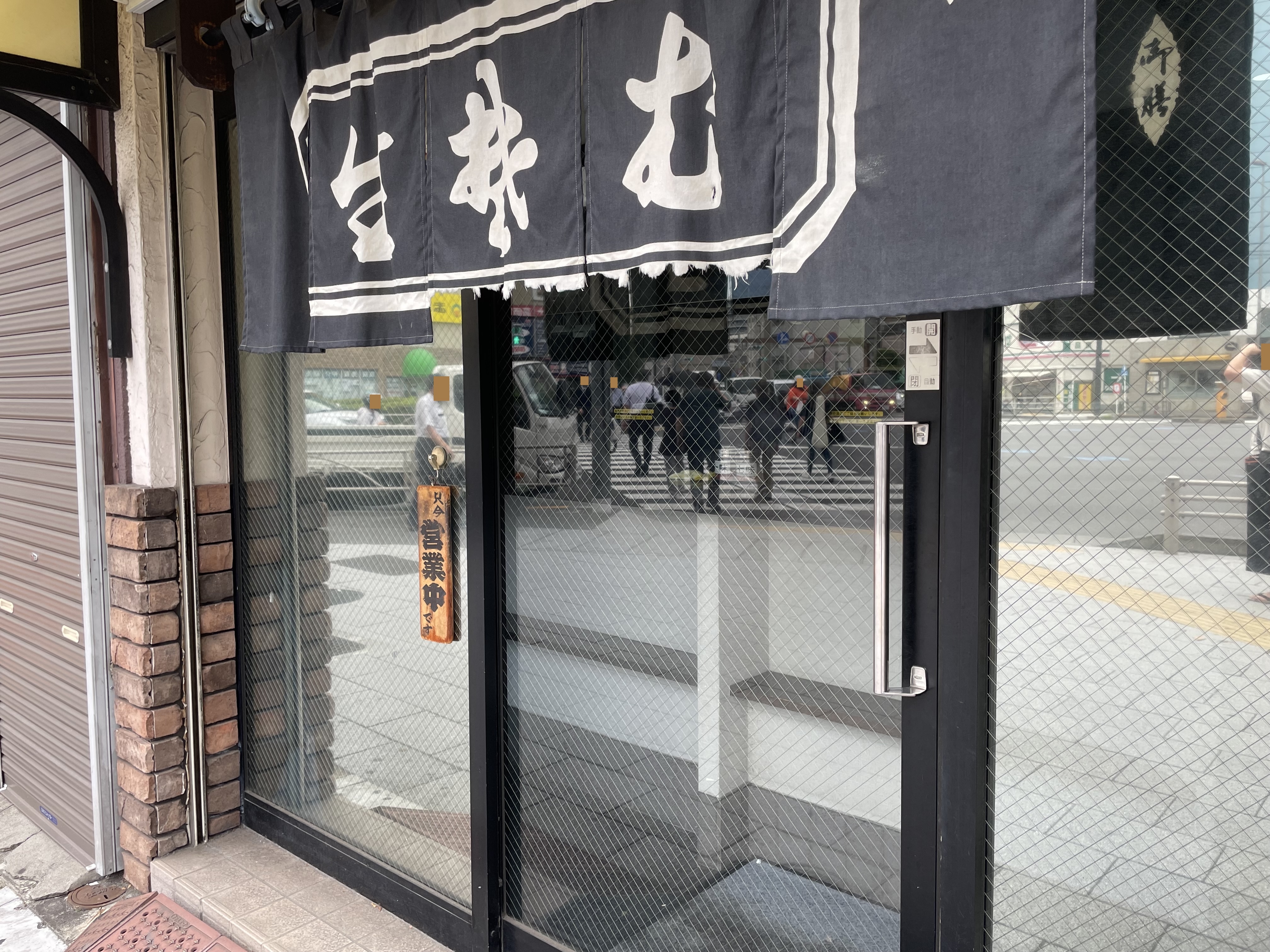 峠の蕎麦さんの入口（ドアの開閉は手動）