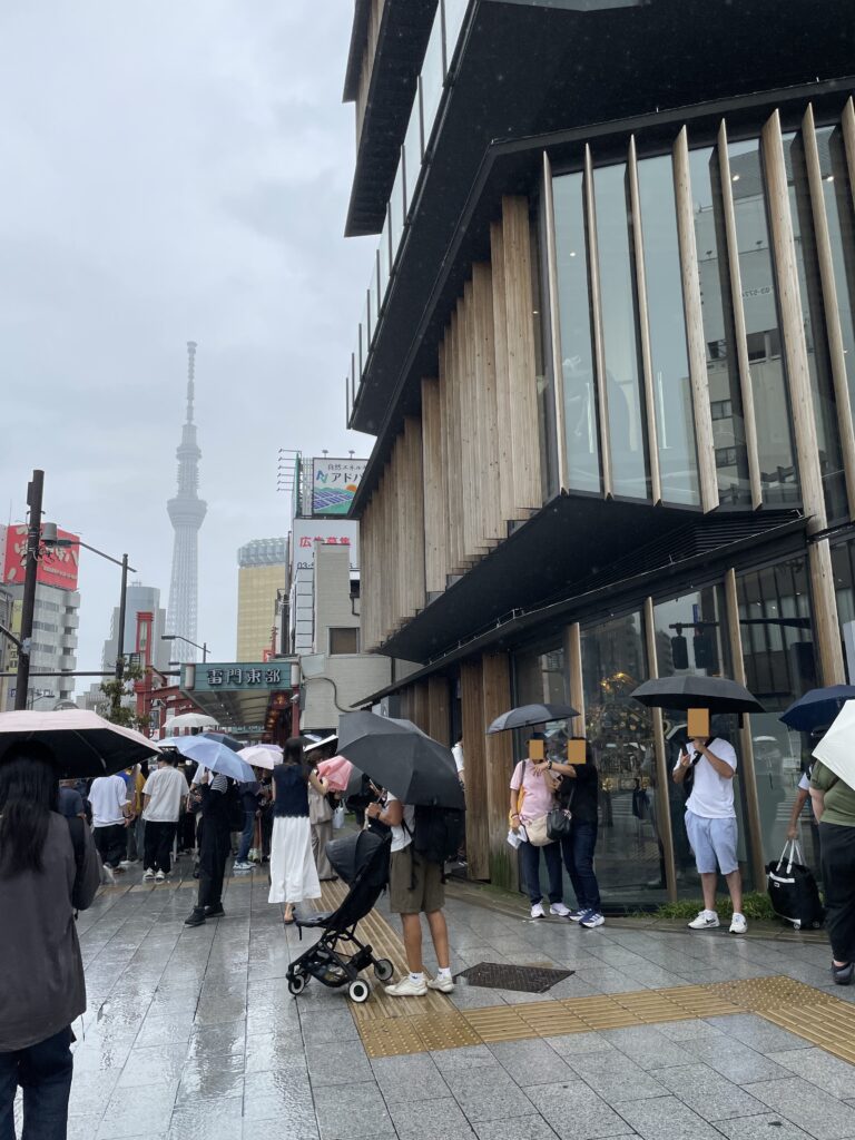 当日昼頃の小雨が降っている浅草文化観光センター前