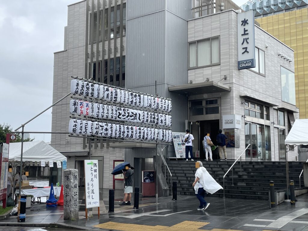 小雨が降っている当日昼頃の会場入口