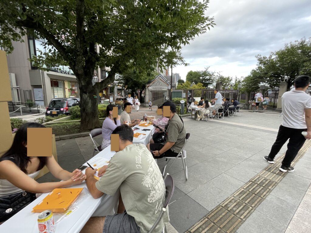 会場入口近くにも用意された「とうろう」を組み立てるスぺース