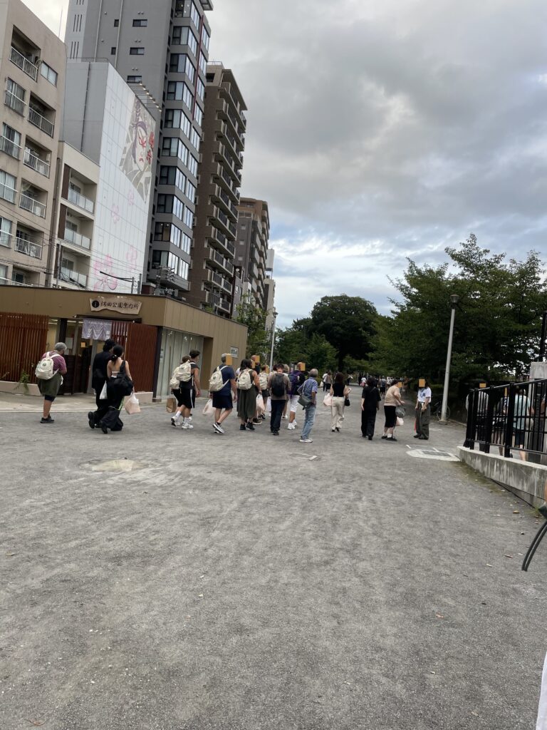「とうろう」を持ち、隅田川公園内を歩く