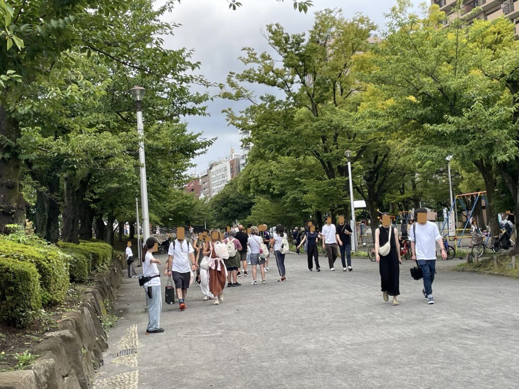 スタッフの方が来場者を誘導