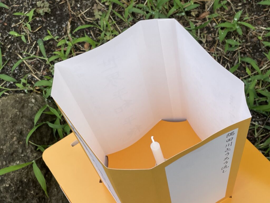 ロウソクを入れた「とうろう」