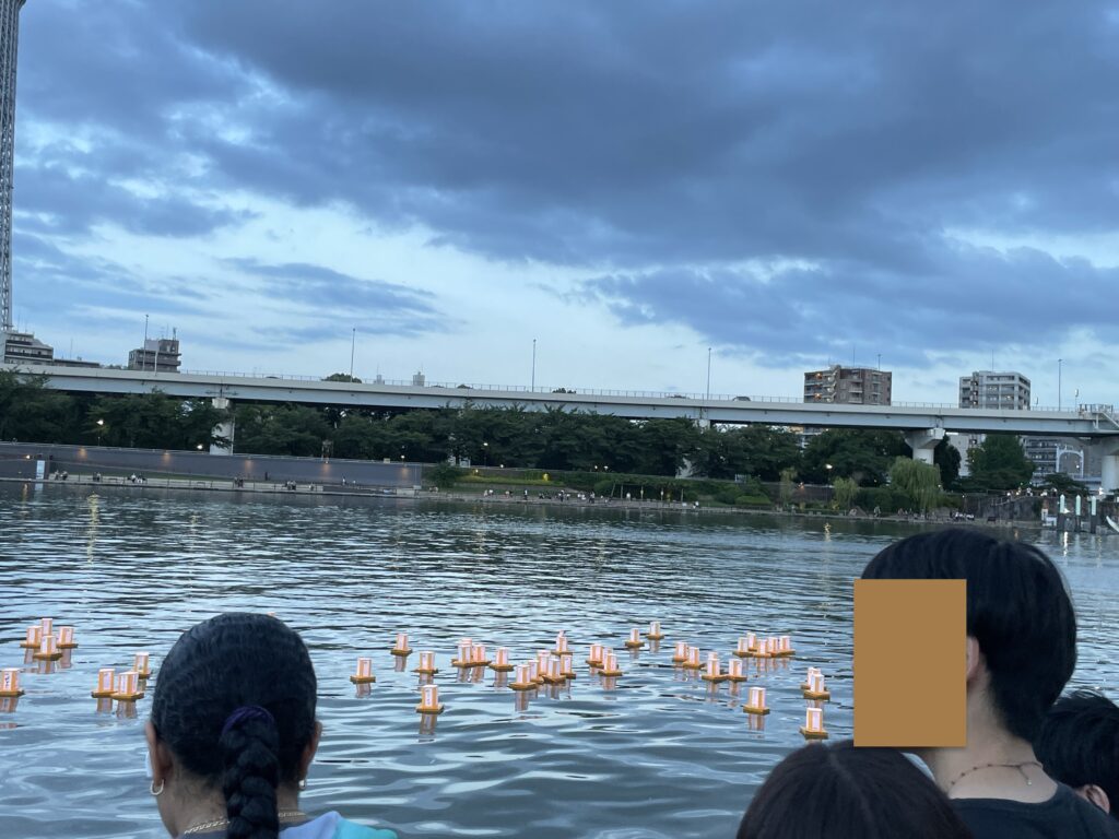 隅田川を流れる「とうろう」