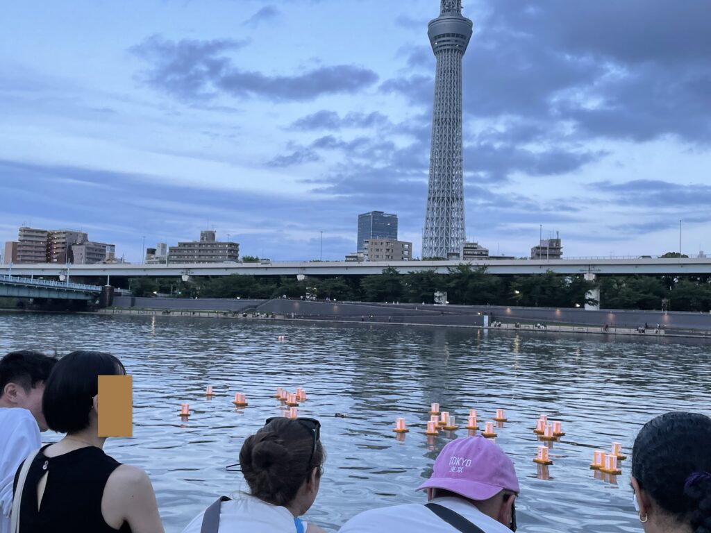 参加者が流れる「とうろう」を見つめている