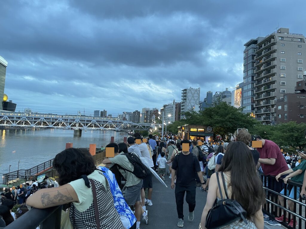 さらに日が落ちてくると人の数も多くなった
