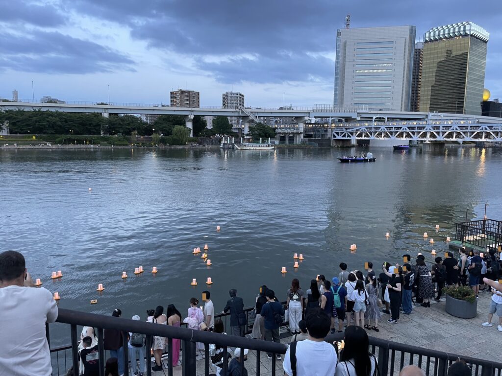 言問橋近くから隅田川を流れる「とうろう」を眺めている