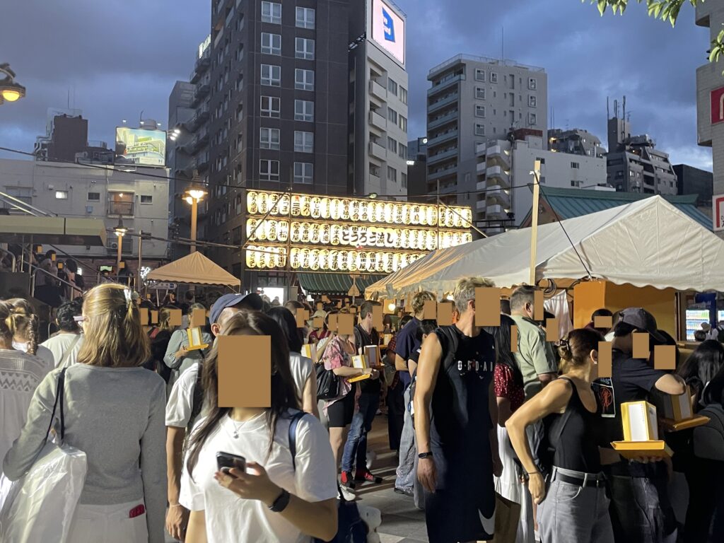 19時頃の会場入口は「とうろう」の購入や「とうろう」流しを待つ長蛇の列ができている