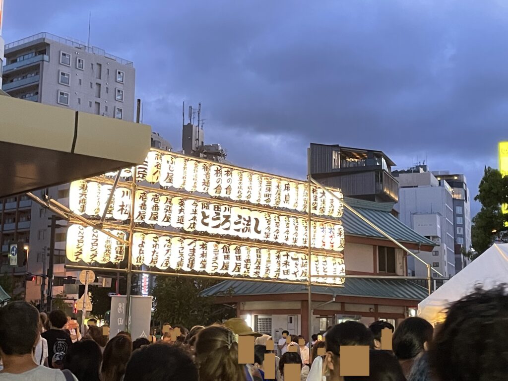 入口にはたくさんのちょうちんがある