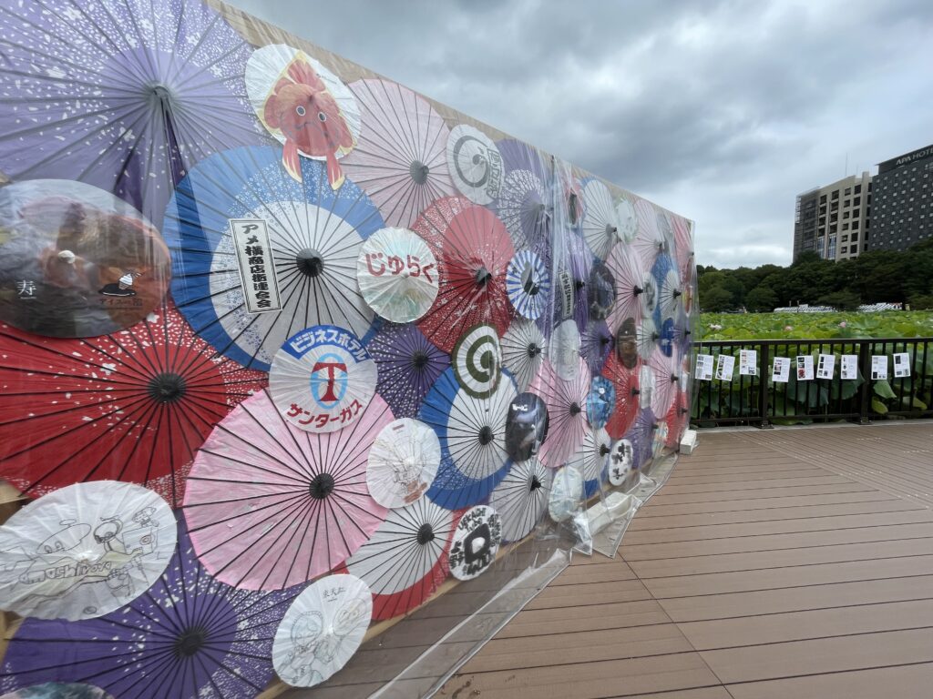 不忍池のほとりに設けられた、和傘を敷き詰めた飾りの壁