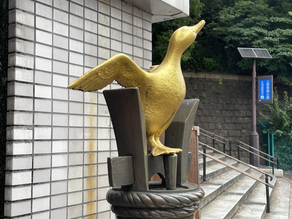 金色のあひるの像