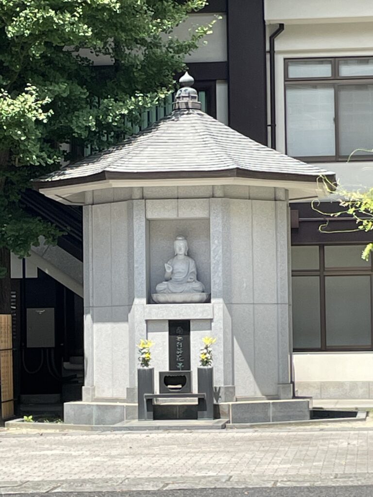 境内にある仏像を納めた六角の堂