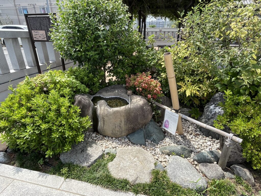 手水鉢から甕(かめ)に注ぎ落ちた音の響きを愛でる「水琴甕(すいきんがめ)」