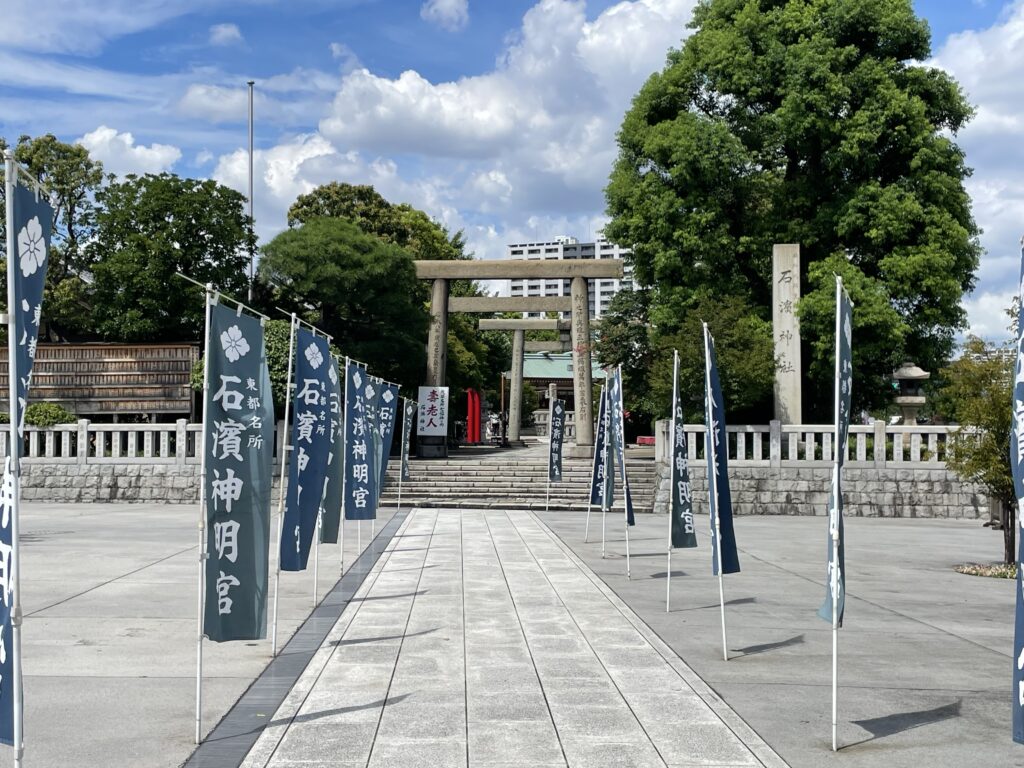 「石濱神社」の鳥居へと続く参道