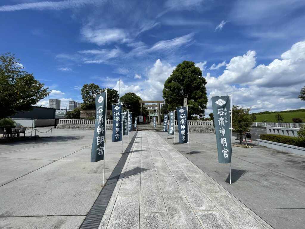 参道の両側に「石濱神明宮」の幟(のぼり)がある