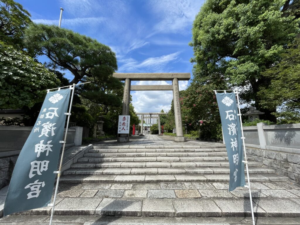 石段をあがると鳥居が続く