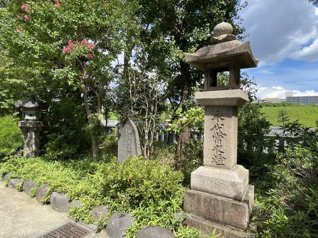 「永代常夜燈」の灯籠や「献木銀杏一樹」の石碑がある