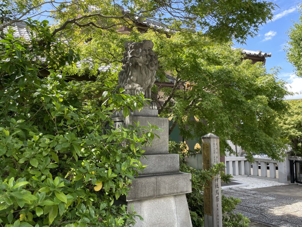 御本殿の左に鎮座する狛犬様