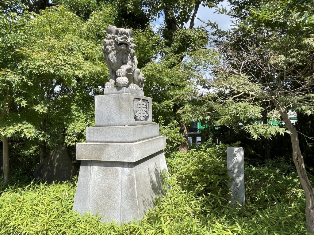 御本殿の右に鎮座する狛犬様