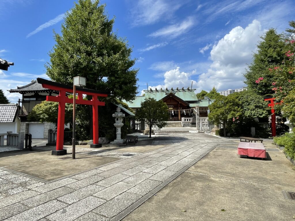 広々とした境内