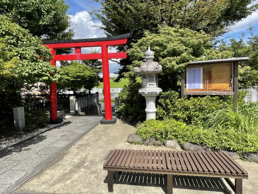 御本殿を前に右手の鳥居を出ると「川の手通り」に出る