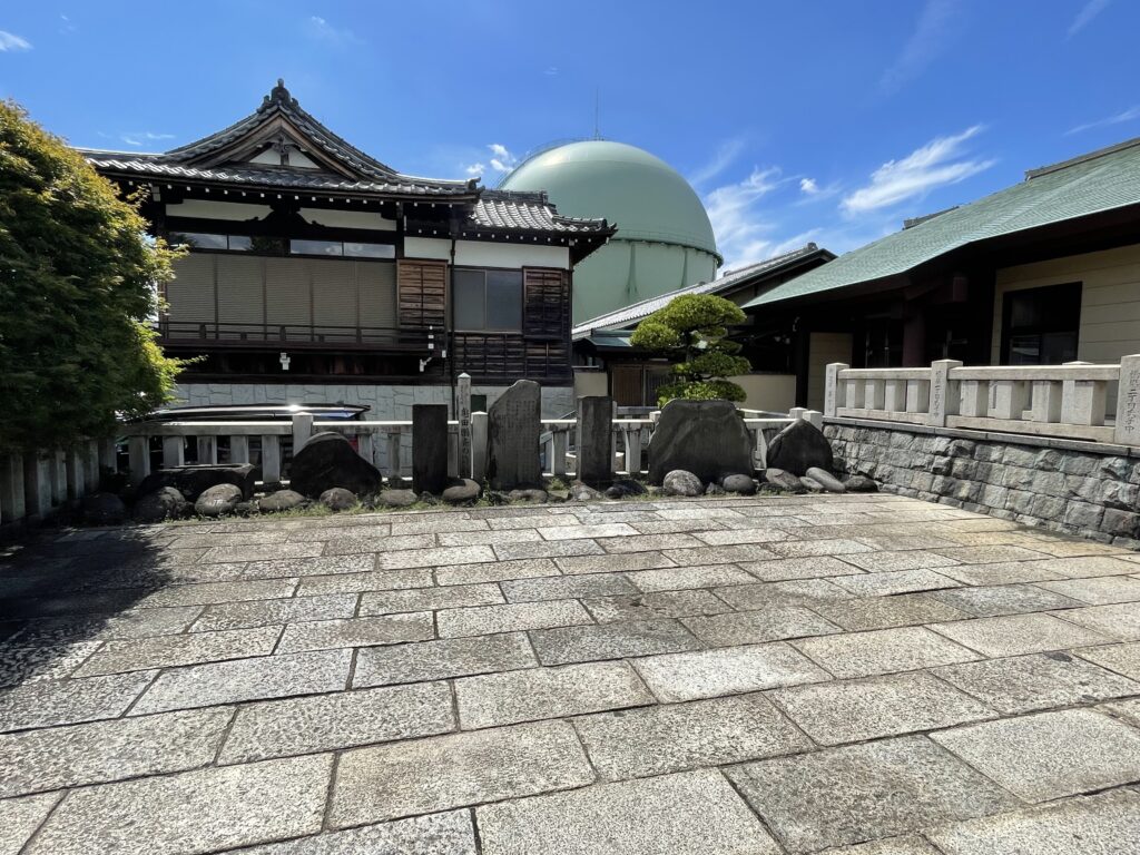 御本殿前にも石碑が並んでいる