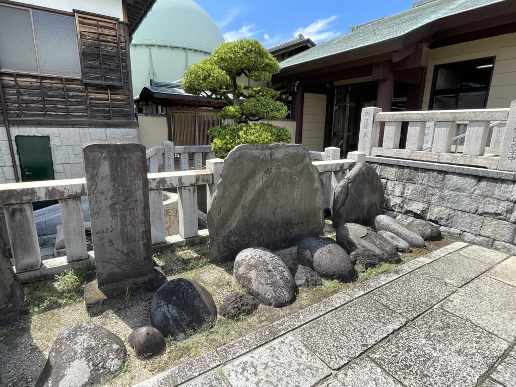 歴史ある石碑が並ぶ