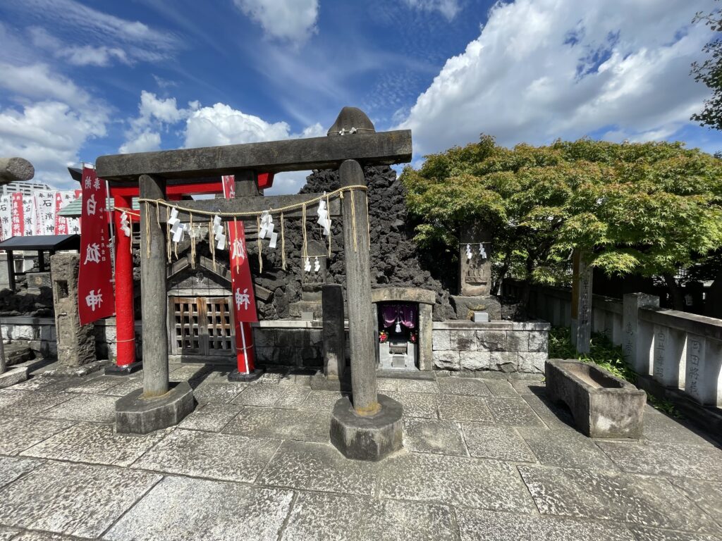 「富士遙拝所」と「白狐神」が祀られている「白狐祠(びゃっこし)」