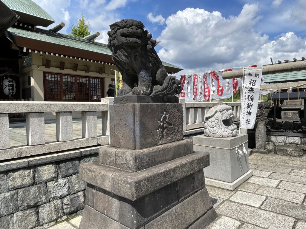 御本殿前の右に鎮座する狛犬様