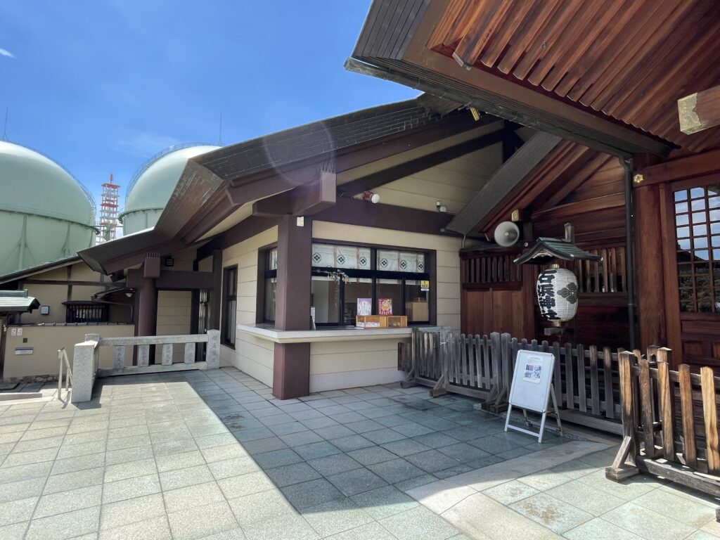 拝殿の左にある社務所