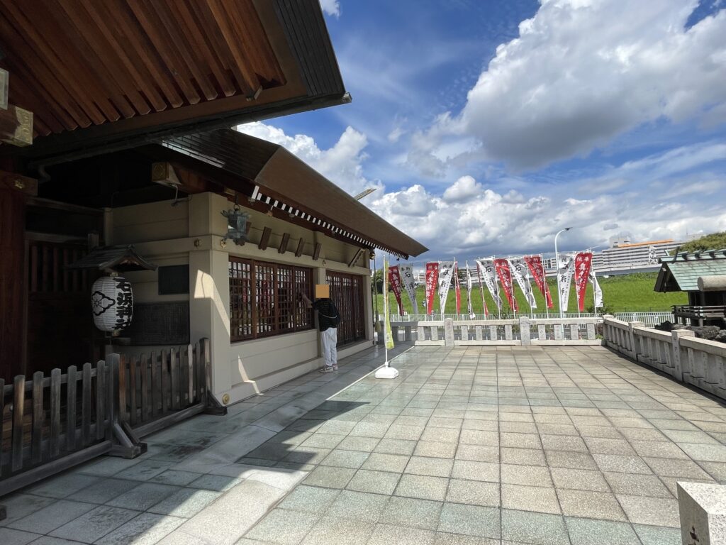 拝殿の右に、境内社・合祀殿として複数の神様や神社が一緒に祀られている