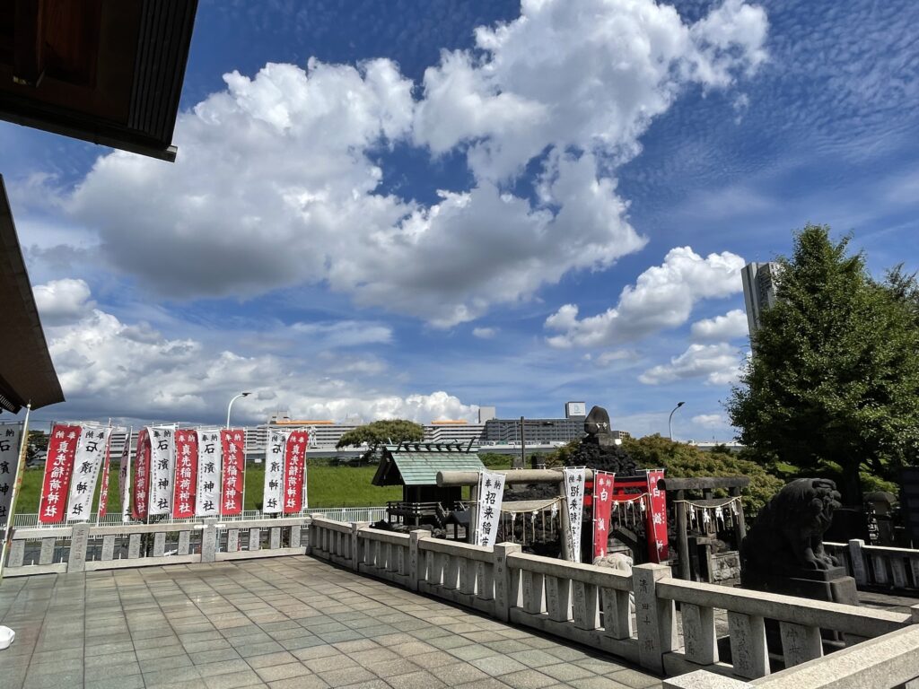 拝殿前から見える隅田川の上空