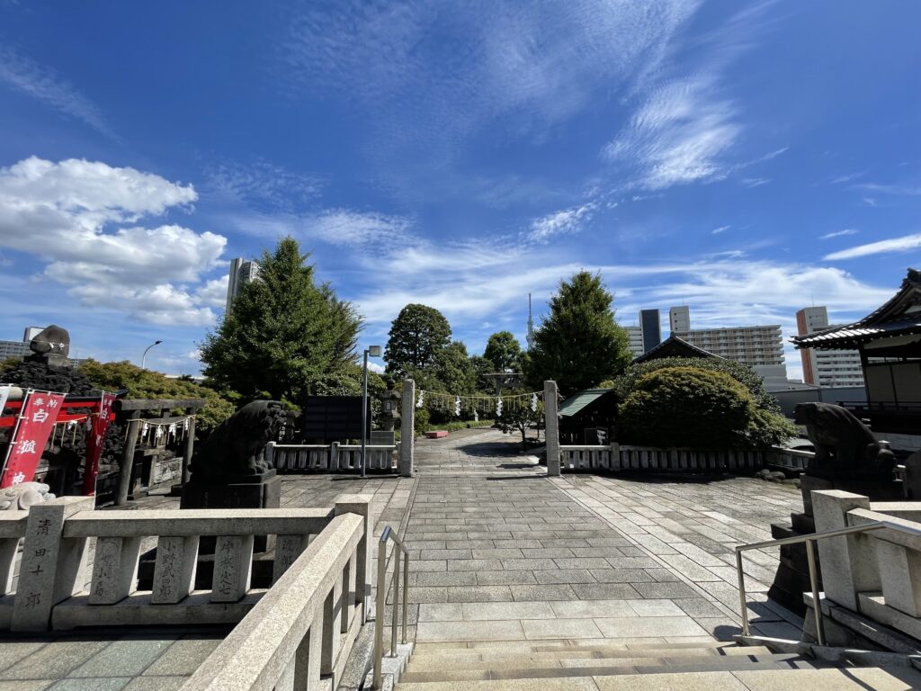 拝殿前から見た「石濱神社」の境内