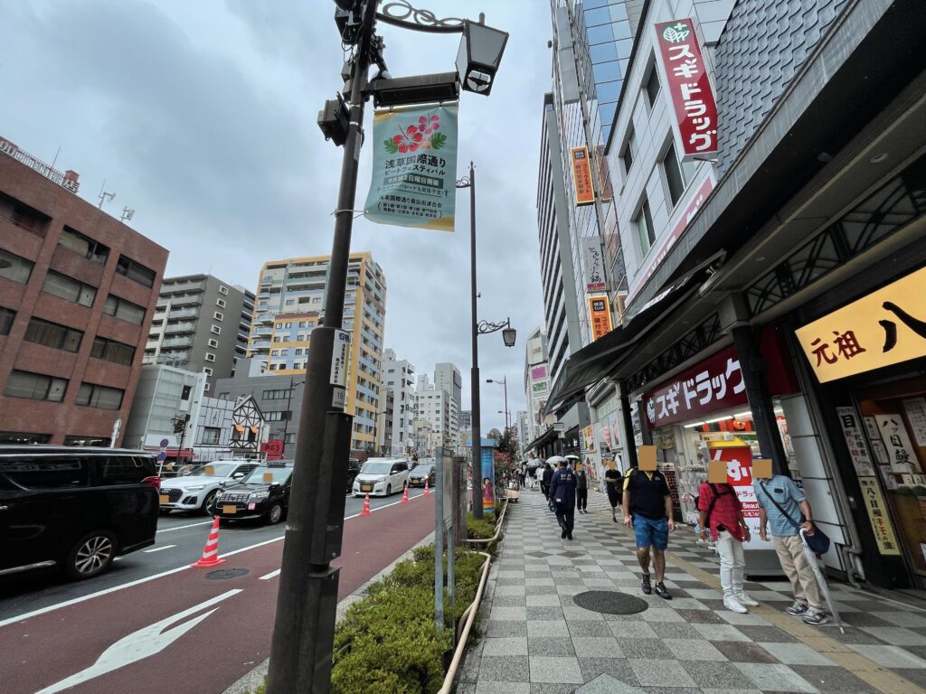 車も人の行き来も多い国際通り