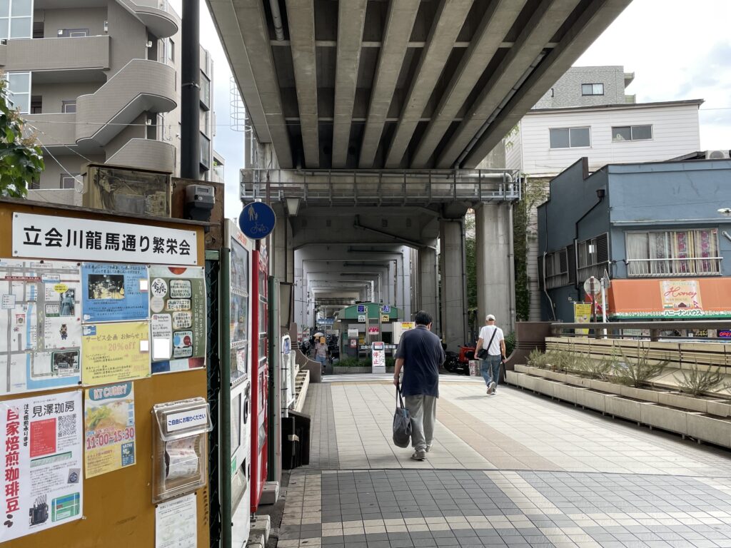 駅前にある高架下の自転車置き場