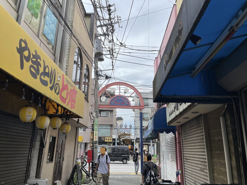 駅を出て右へ向かい「立会川商店街」を出ると国道15号線