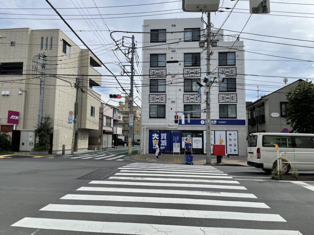 浜川橋から旧東海道を通って鈴ヶ森刑場遺跡へ向かう途中に競馬場通りがある