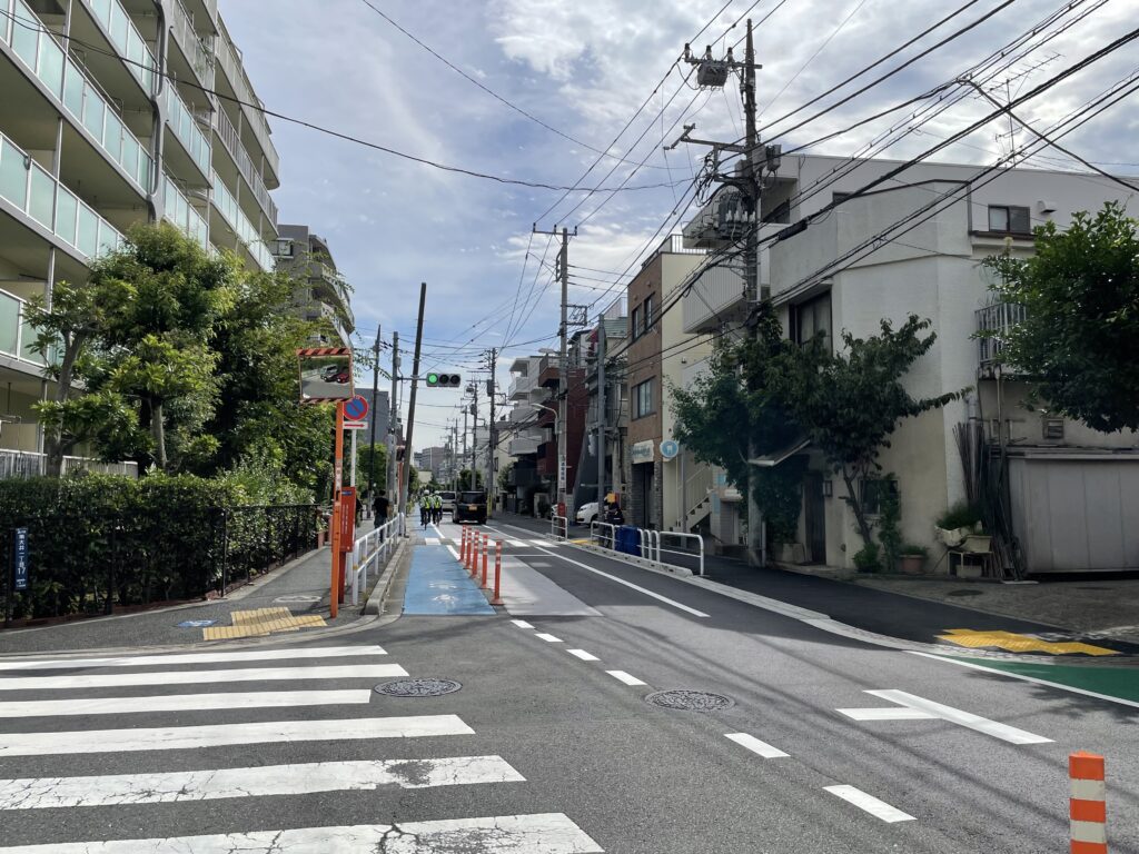 旧東海道は、江戸時代の日本橋から京都の三条大橋までを結ぶ、全長約490km・宿場数53（東海道五十三次）の主要な街道